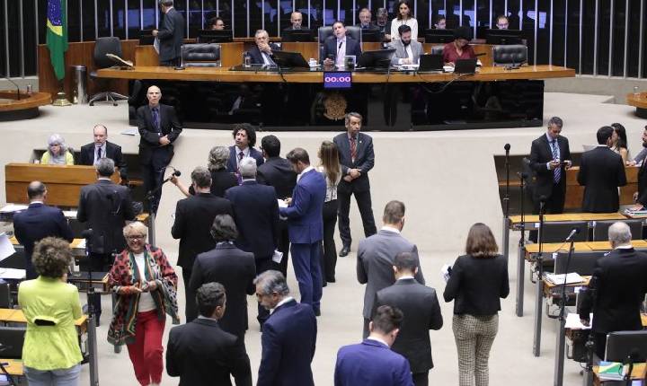 Câmara aprova regime de urgência para oito projetos de lei