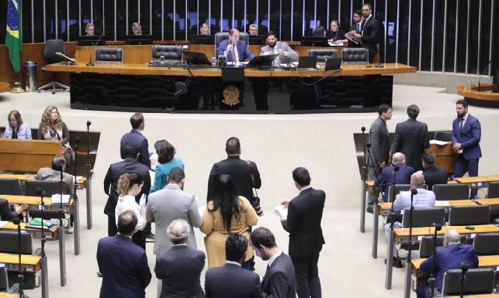 Câmara aprova regime de urgência para seis projetos; acompanhe