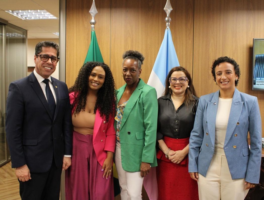 Marcelo Santos (deputado estadual e presidente da Ales), Thuzza Machado (diretora da Comissão da Mulher Advogada), Patrícia Silveira (presidente da Comissão Especial de Prerrogativas da Mulher), Layla Freitas (presidente da Comissão da Mulher Advogada) e